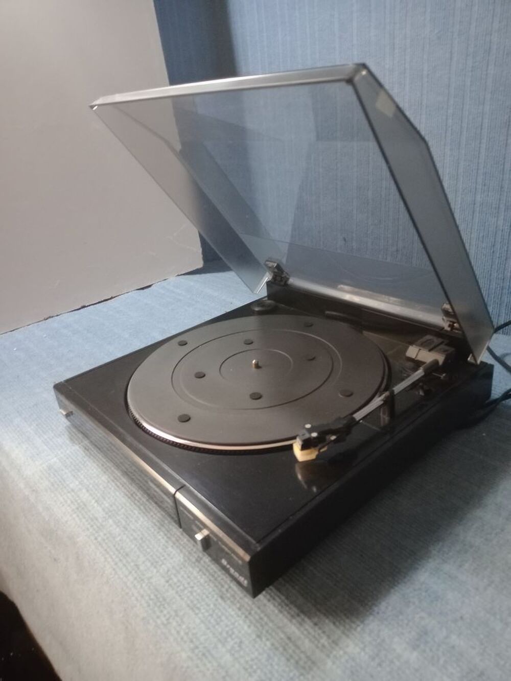une platine &agrave; vinyle CD et vinyles