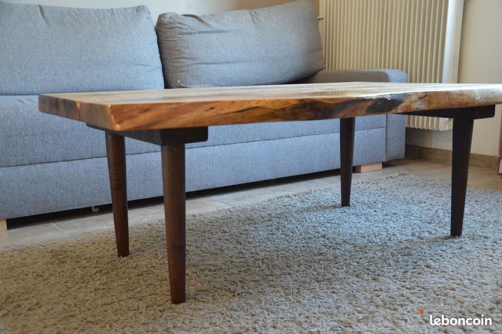 Table basse en noyer massif bords live edge, avec papillons Meubles