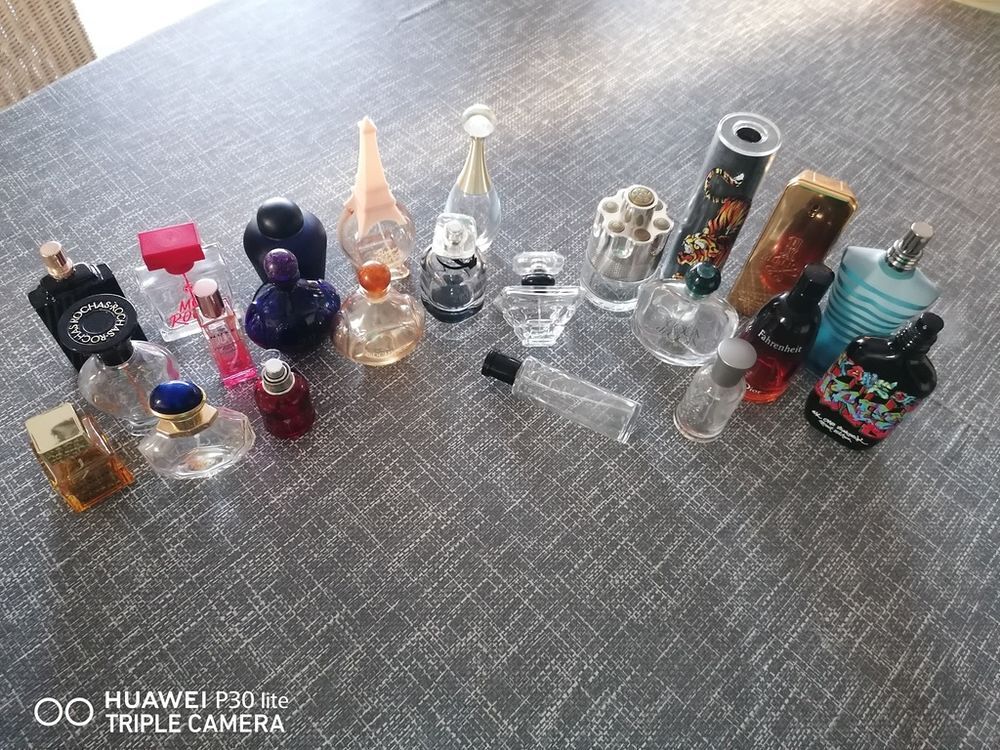 Lot de 22 flacons de parfum vides 