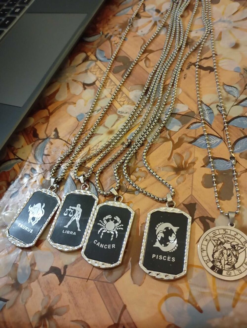 lots de 5 collier pendentif avec signe astrologique.. Bijoux et montres