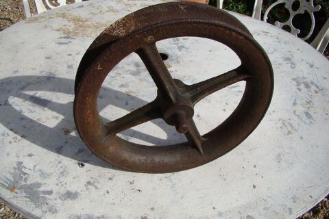 Ancienne poulie en fonte forg�e � 28 cm 40 Gargenville (78)