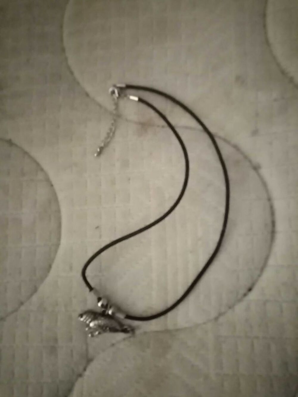 Collier noir dessin phoque Bijoux et montres