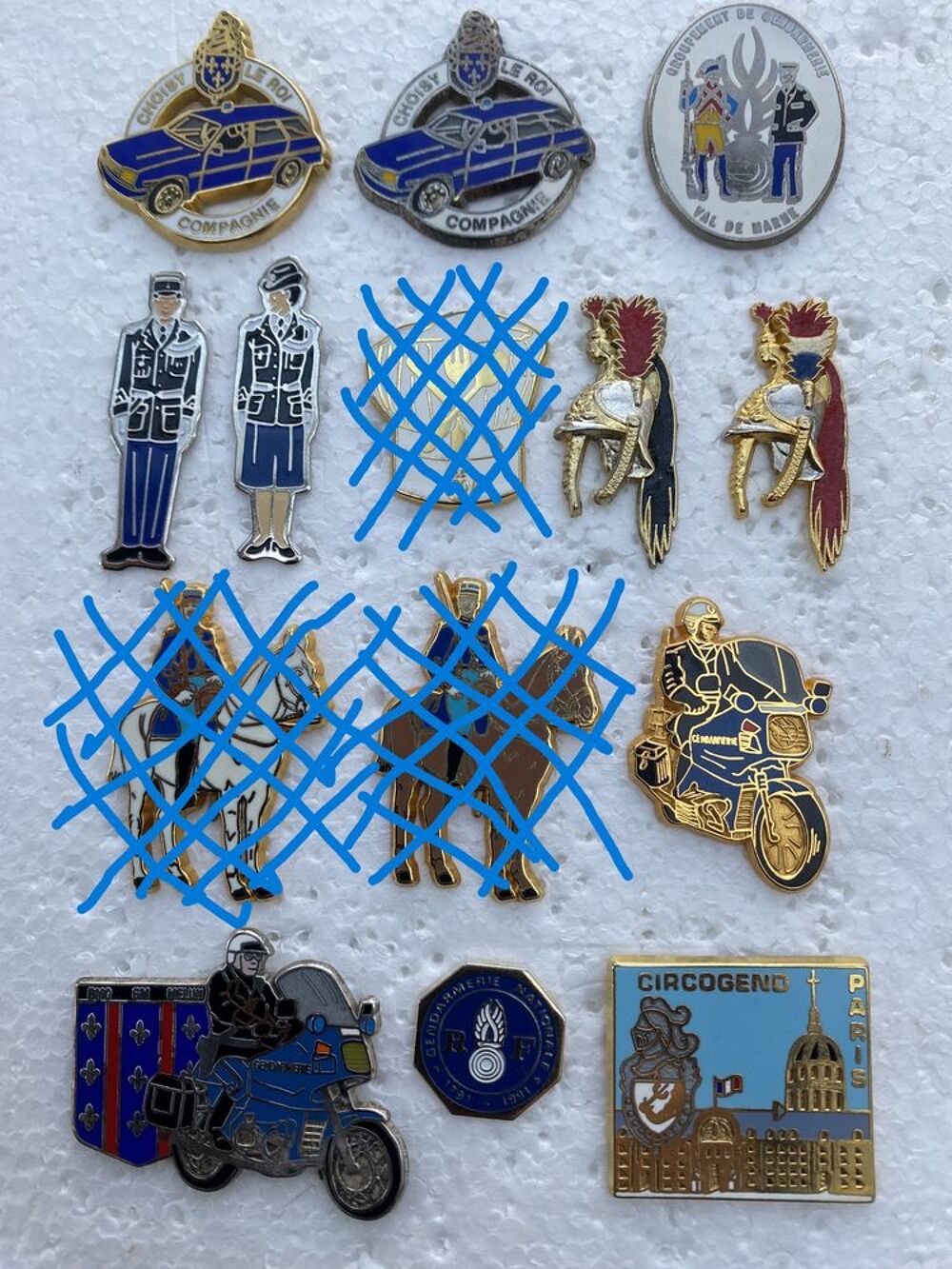 divers pin's de la Gendarmerie.... 