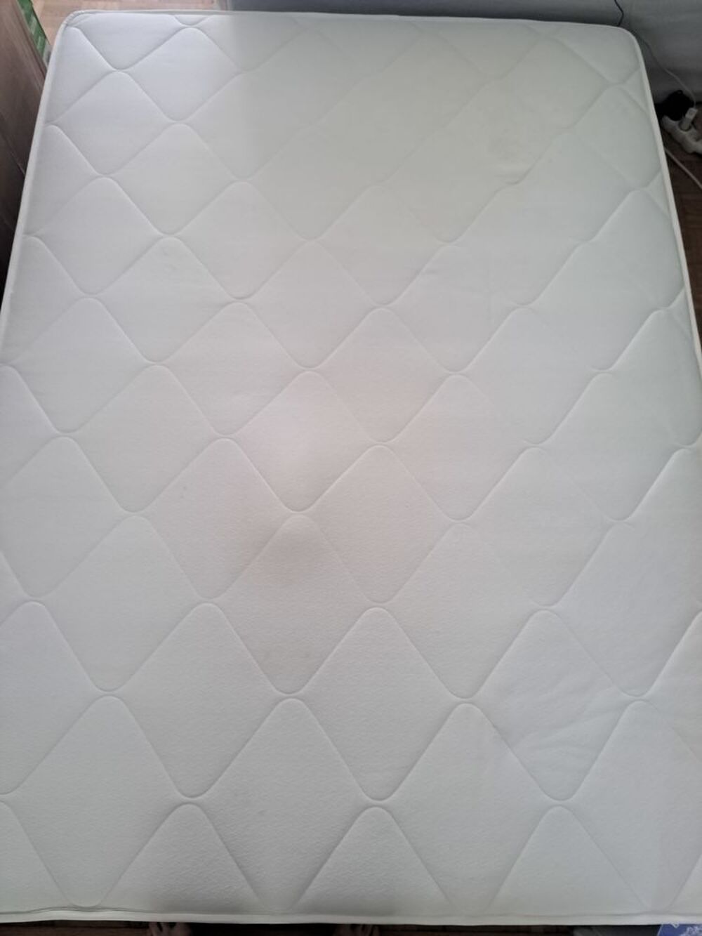 Lit (sommier + matelas) 140&times;190cm Meubles