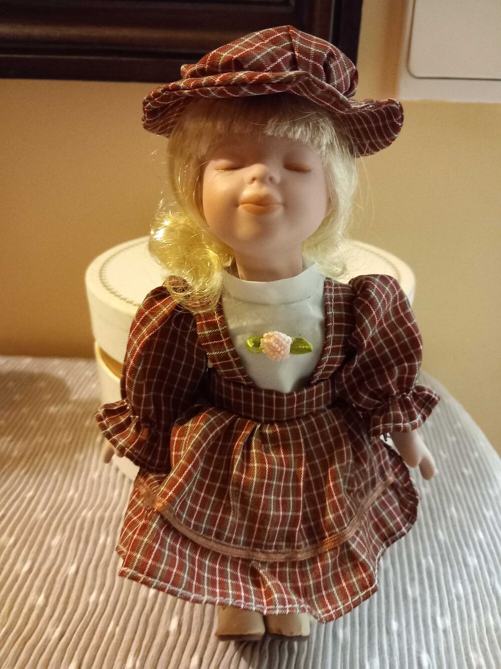 poup&eacute;e en porcelaine de collection 