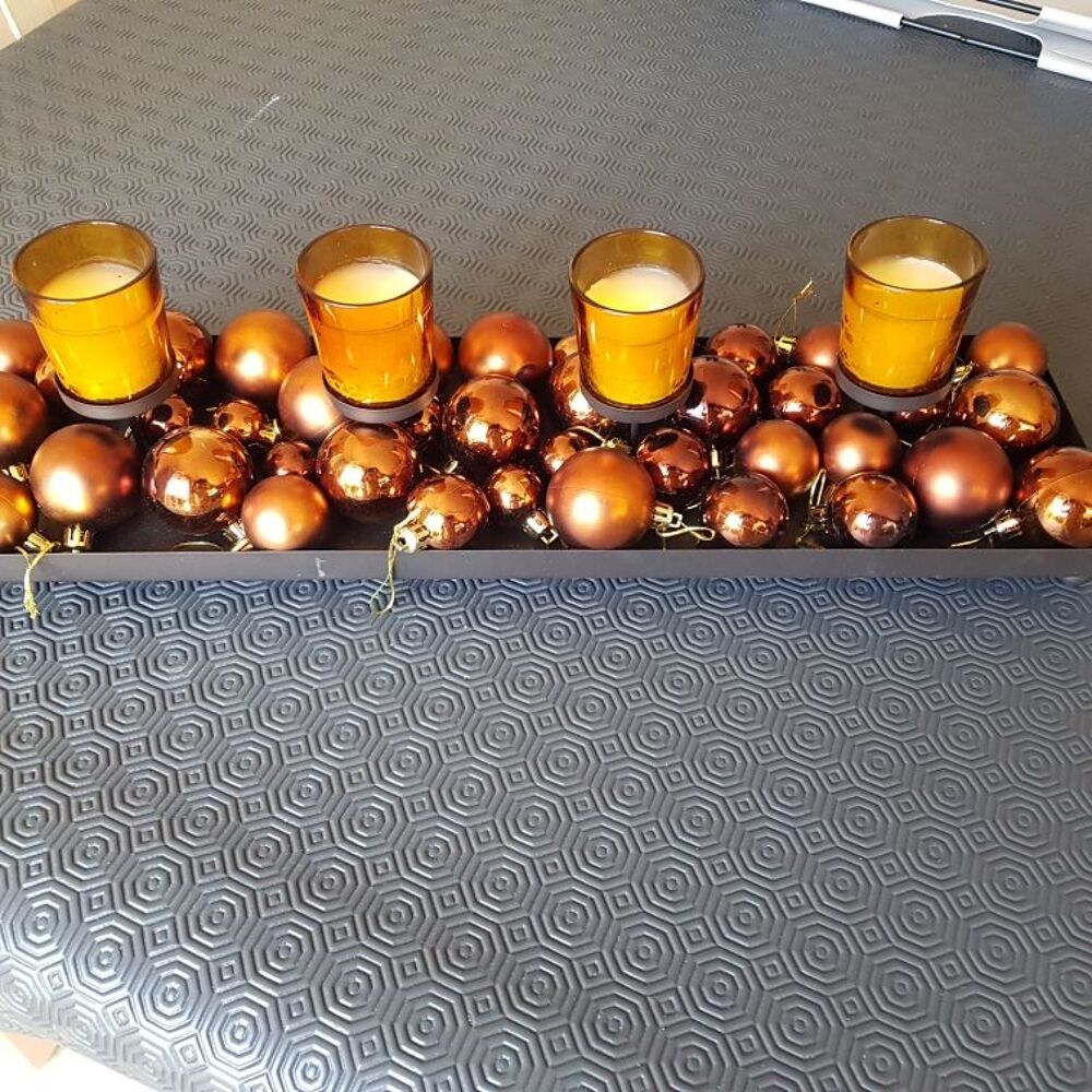 centre de table avec ses boules et ses bougies Décoration