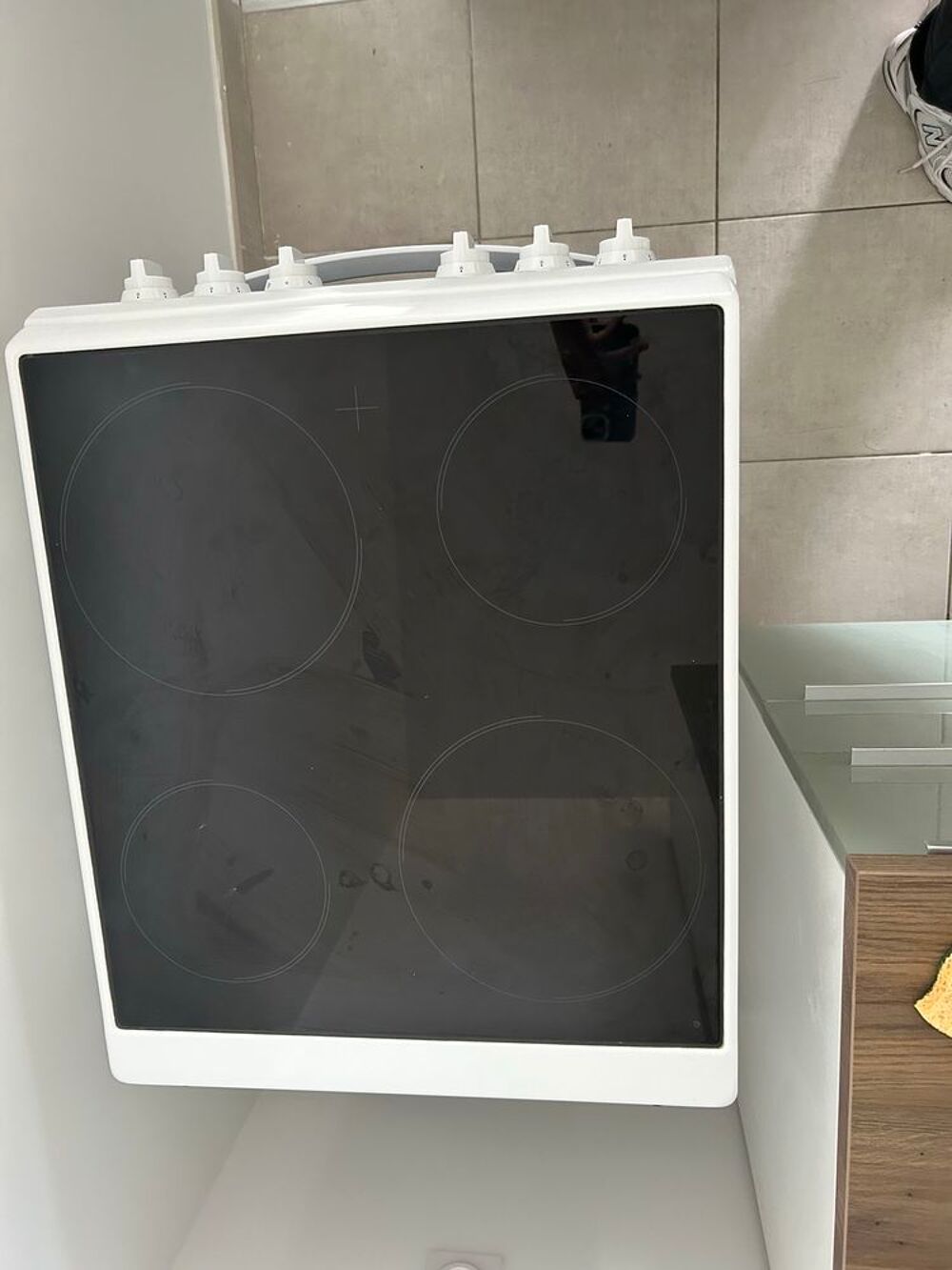 Cuisini&egrave;re Indesit avec four int&eacute;gr&eacute; Electromnager