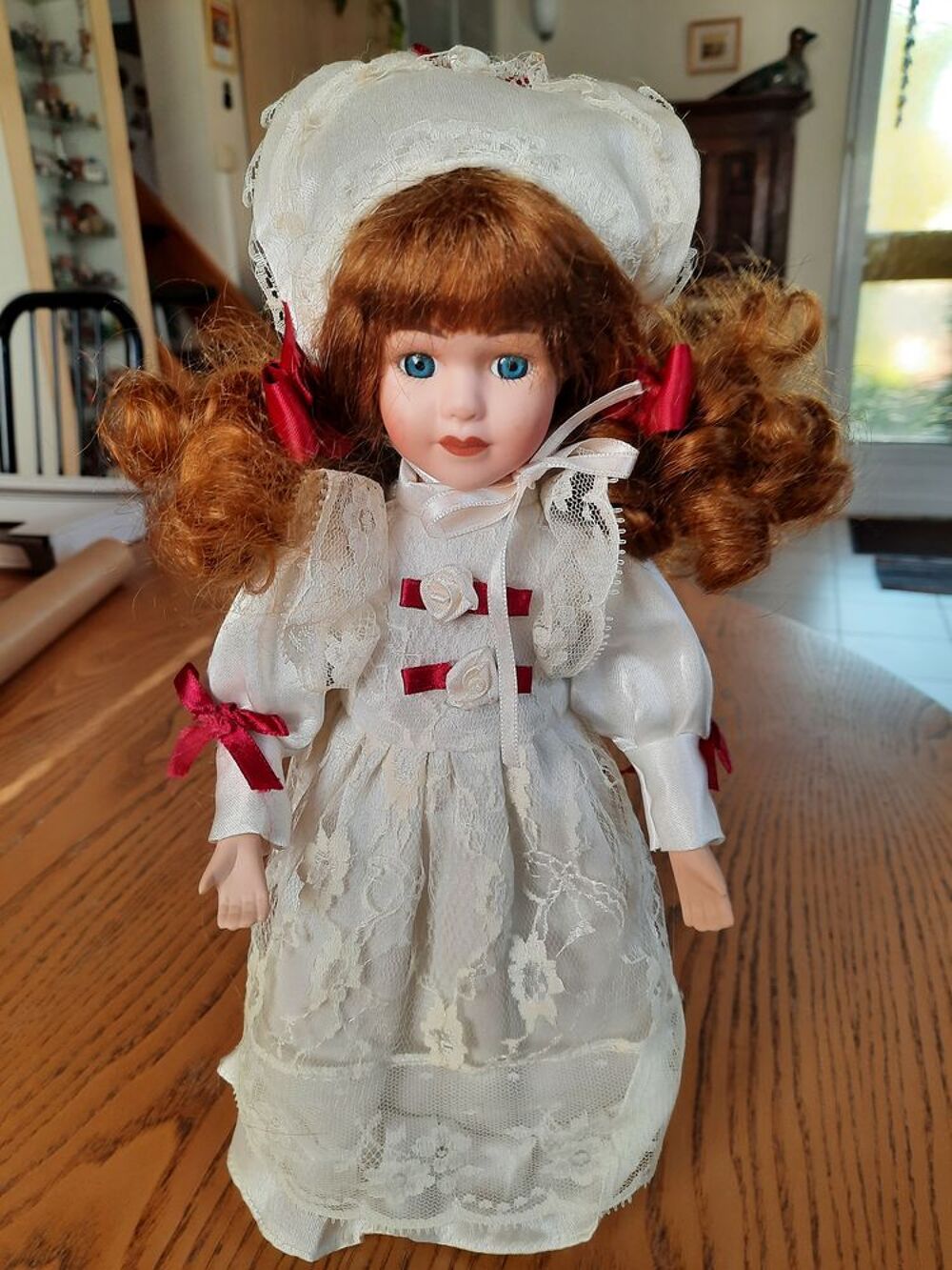 Joli poup&eacute;e de salon corps tissu membres porcelaine Jeux / jouets