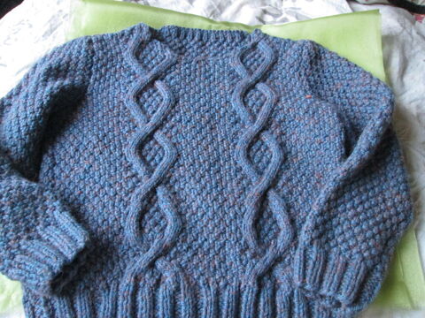 Pull bleu mouchet tricot main avec torsades ,assez pais , 18 Goussainville (95)