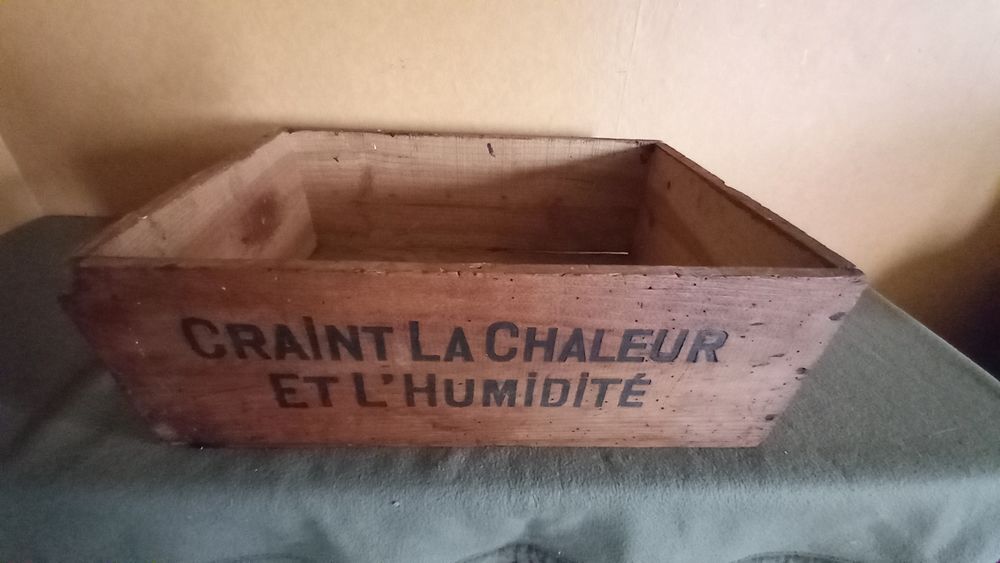 Ancienne caisse en bois 
Lait concentr&eacute; sucr&eacute; Décoration