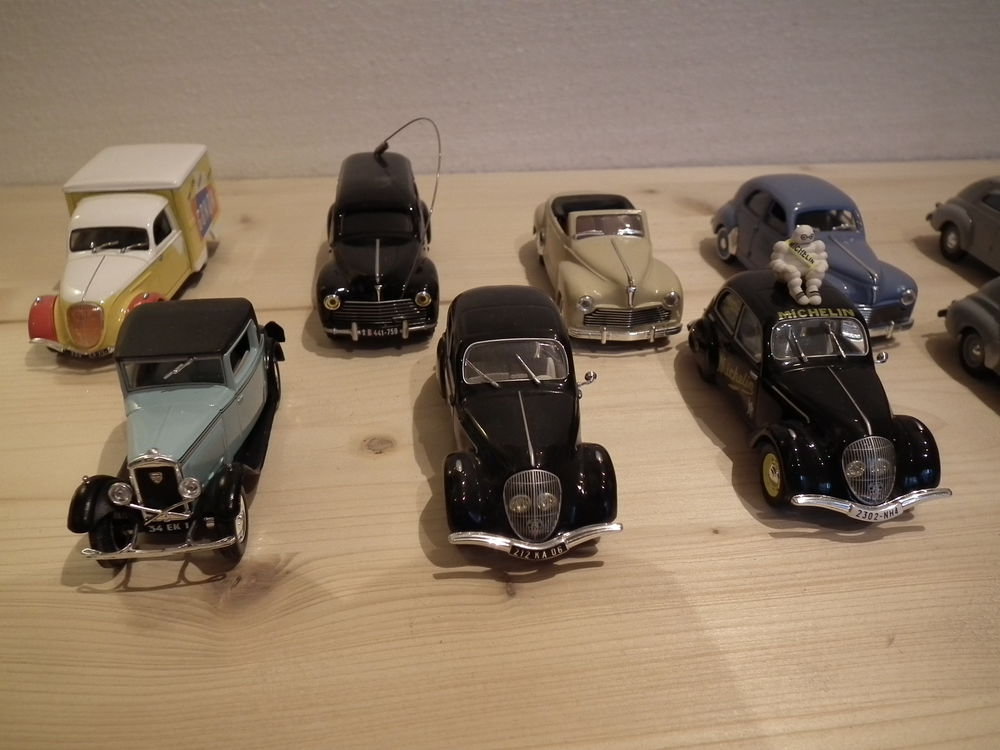 Lot de 12 voitures miniatures Peugeot au 1/43 &egrave;me. 