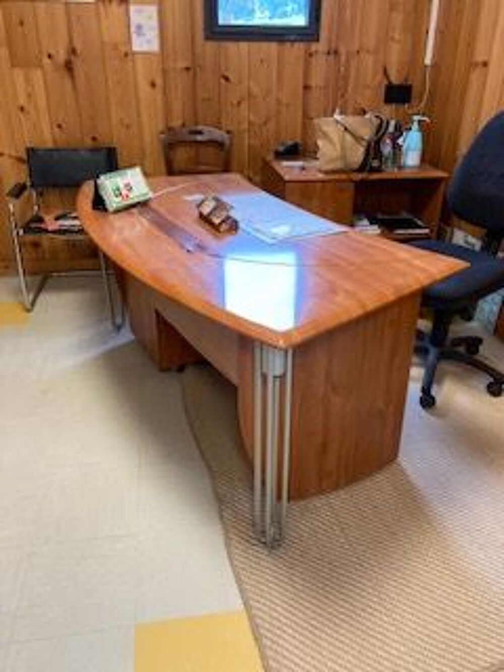 Vendre un bureau, une armoire, et un meuble de tiroirs Meubles
