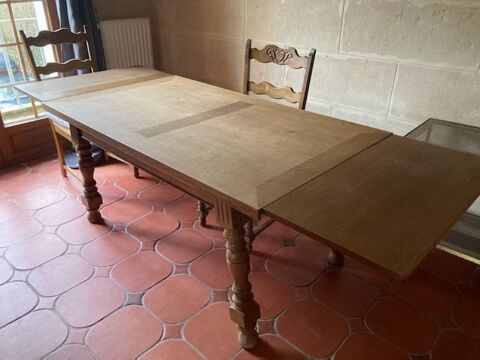 Trs belle table en bois massif vintage 
A venir chercher p 80 Moulins (02)