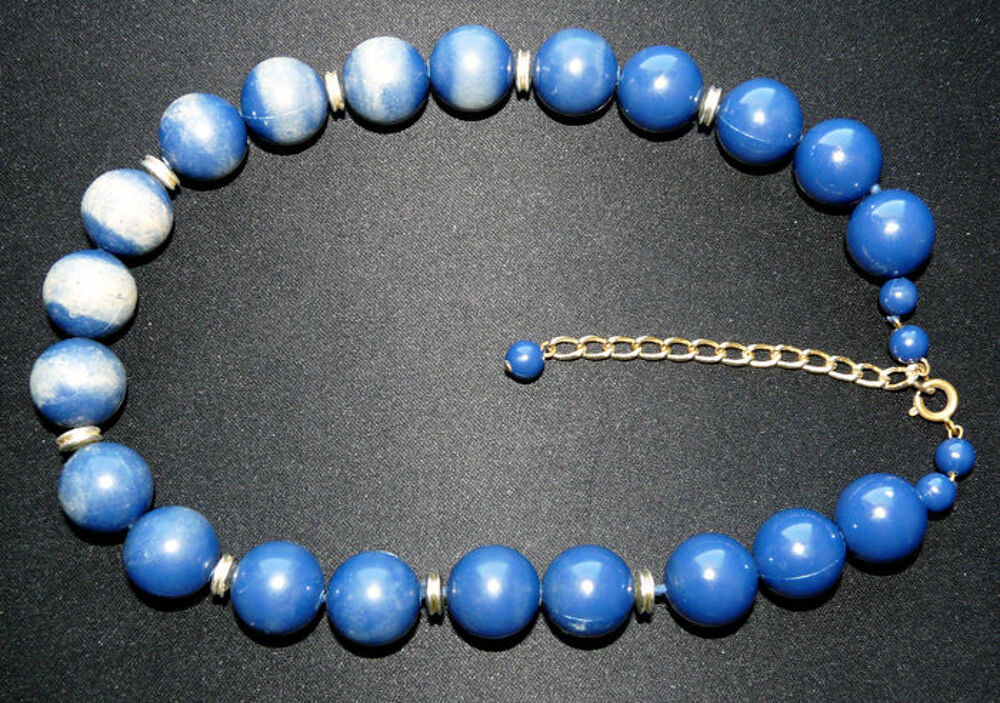 Collier de perles bleues-bleut&eacute;es en r&eacute;sine color&eacute;es - 90's Bijoux et montres