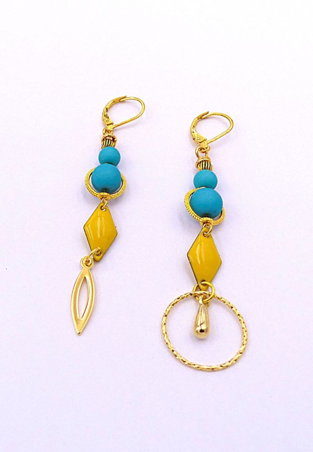 Boucles d'oreilles pendantes, m&eacute;tal dor&eacute;, acrylique et &eacute;mail Bijoux et montres