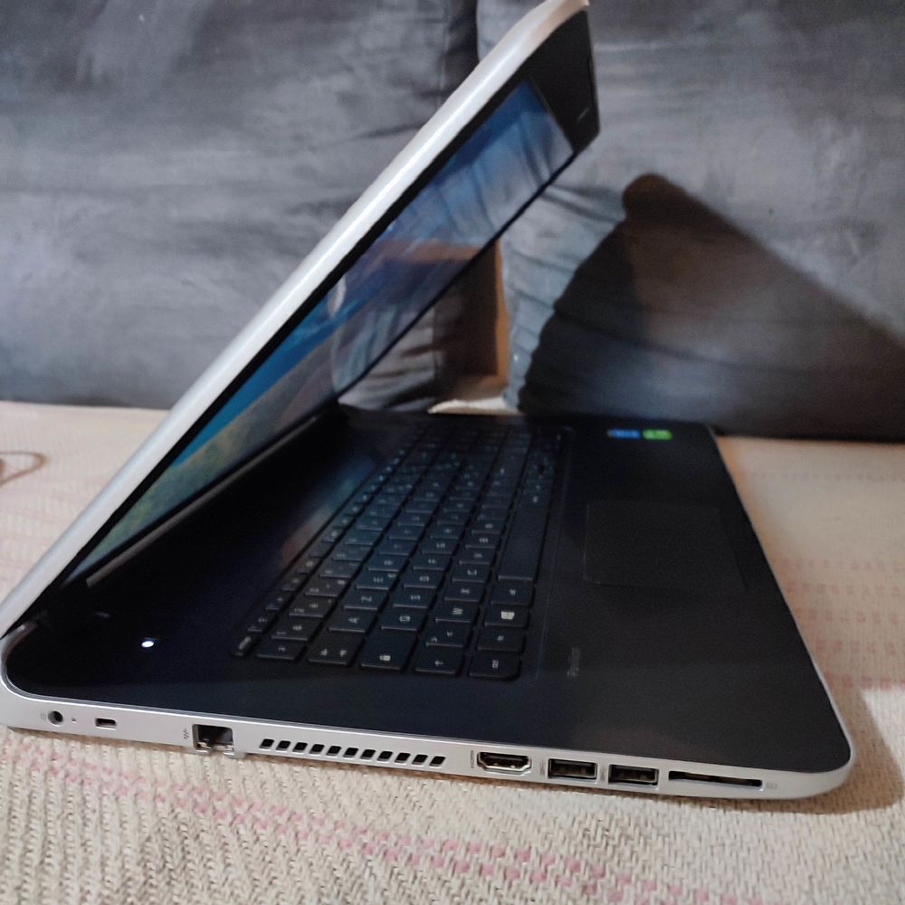 Pc portable Hp 670go Intel core i5 4Go Ram 17pouces Matériel informatique