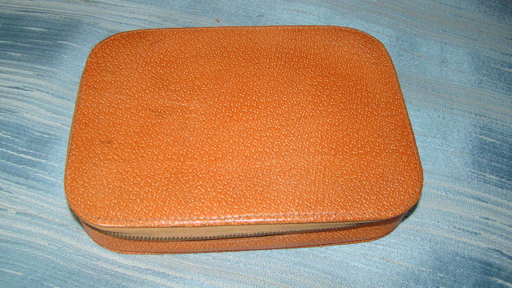Ancien n&eacute;cessaire de voyage en cuir - ann&eacute;es 1950
Maroquinerie
