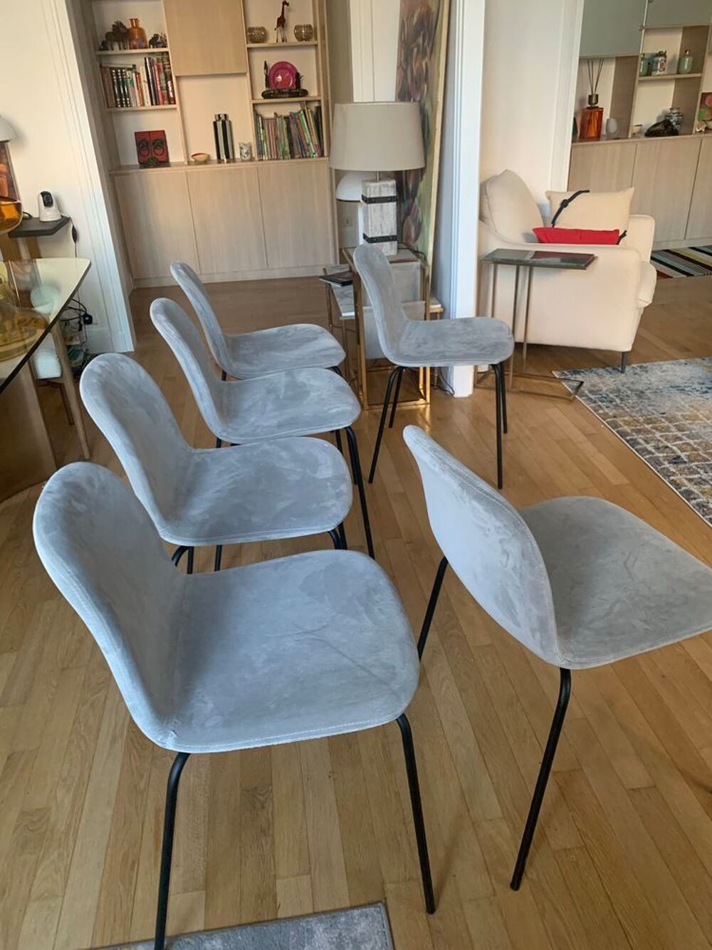 de 6 ou 4 chaises &agrave; manger en velour gros. Meubles