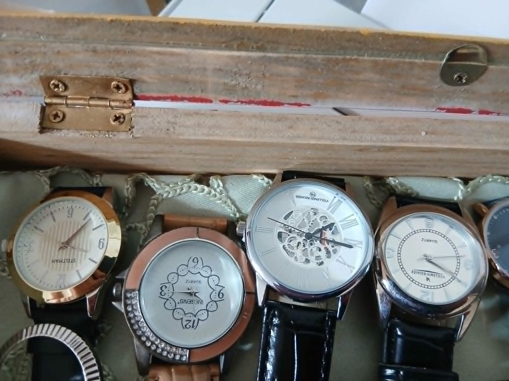  Dix montres valeur+ coffret bois vitr&eacute; de valeur N&deg;1347 Bijoux et montres
