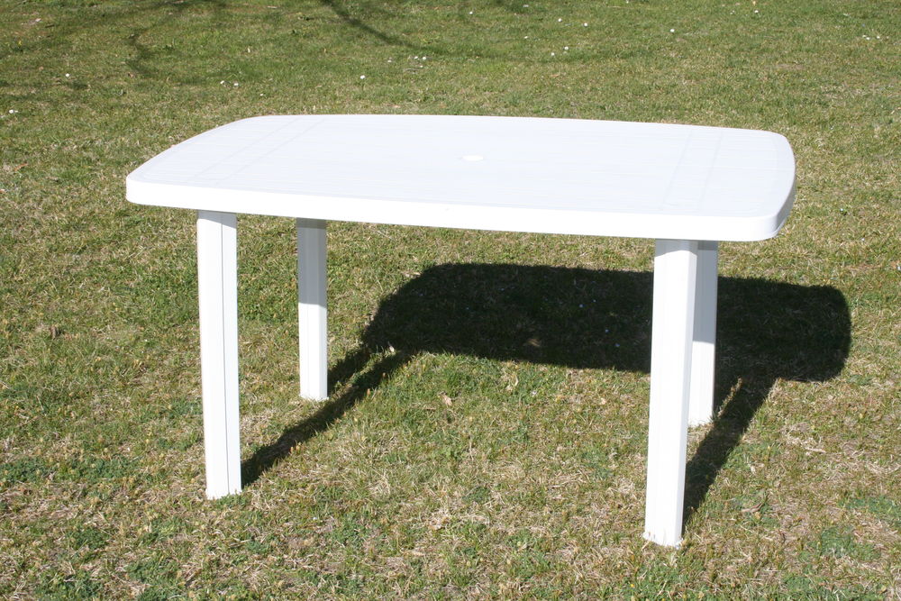 Tables Garden PVC blanches. Meubles
