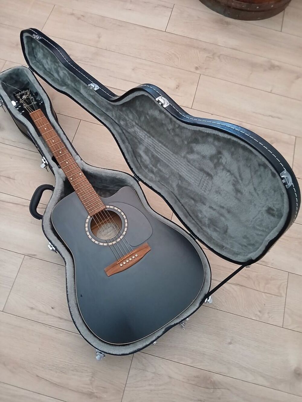 Guitare acoustique *Art et Lutherie* noire avec &eacute;tui Instruments de musique