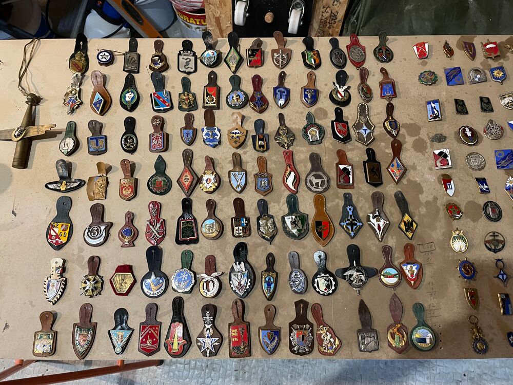 278 insignes militaires collections. 