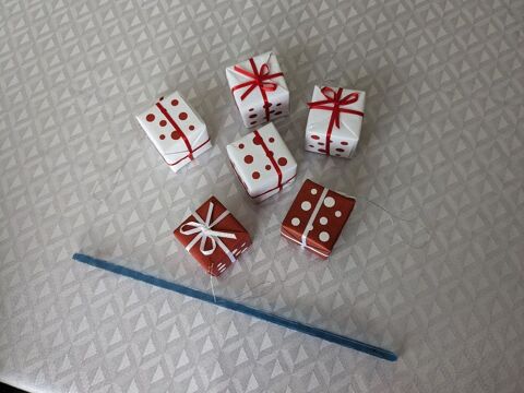 Dcoration sapin de noel forme cadeaux blanc et rouge 2 Aurillac (15)