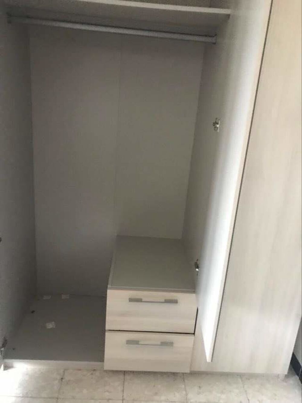Tr&egrave;s belle armoire en bois Meubles