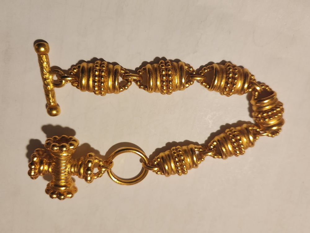 Bracelet souple emmaill&eacute; dor&eacute; motifs ANTIGONA Bijoux et montres