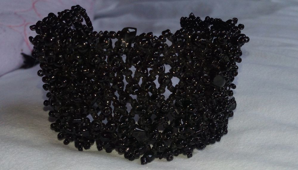 manchette perles noires Bijoux et montres