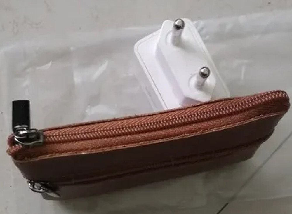 Petit porte-monnaie en cuir brun
Maroquinerie