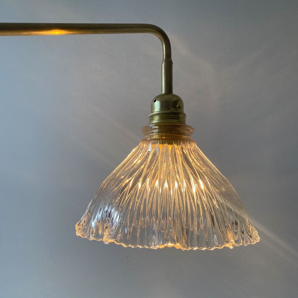 ANCIENNE LAMPE POTENCE LAITON ET VERRE PRISMATIQUE XXL 
Décoration