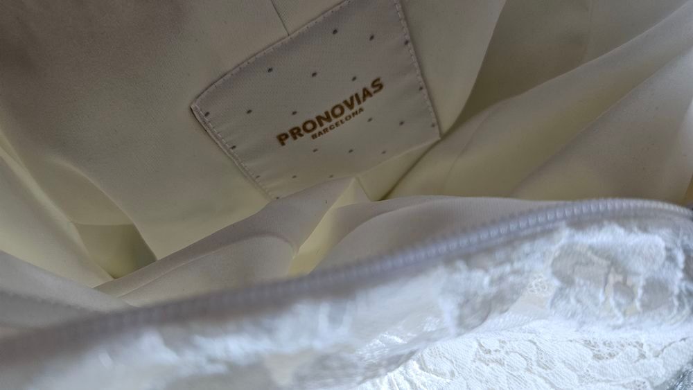Robe Pronovias dentelle Vêtements