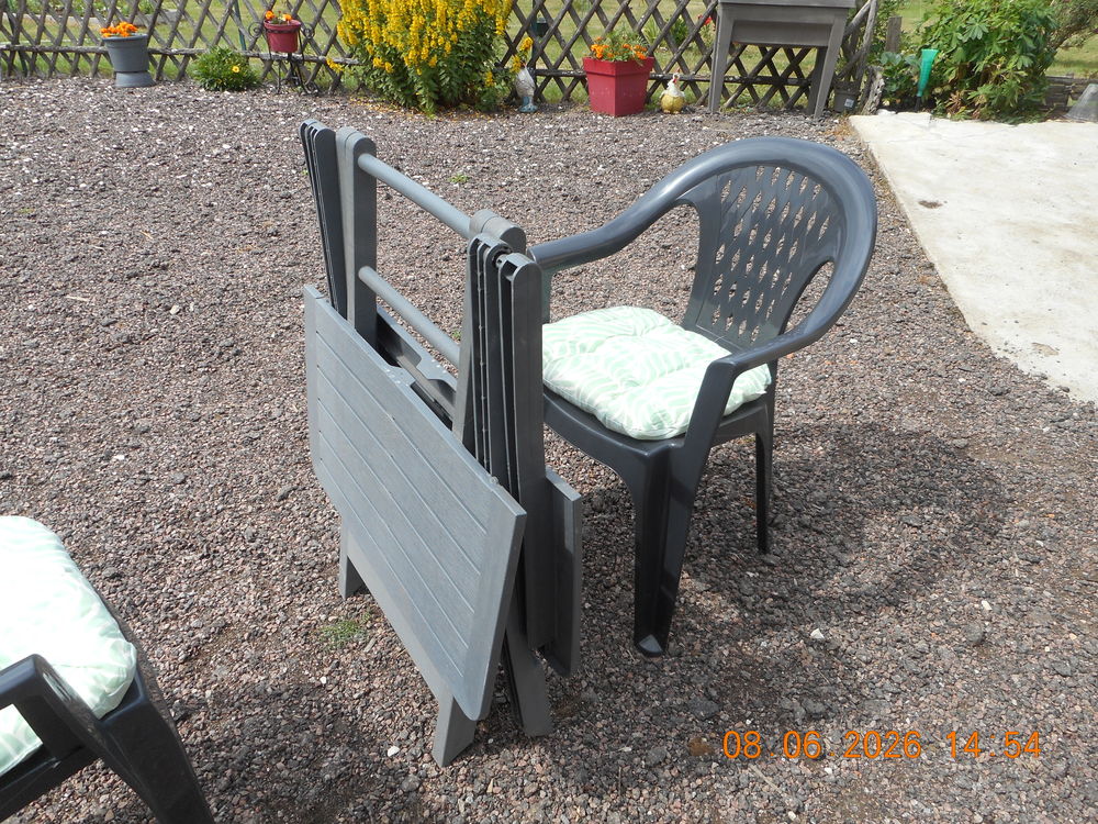 table de jardin +chaises et coussins Jardin