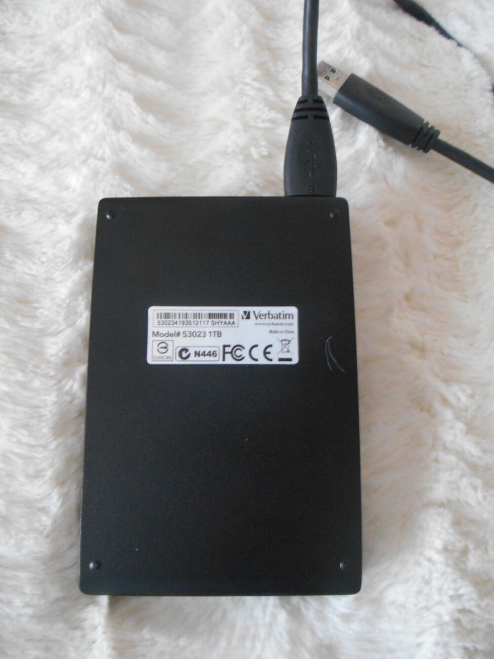 DISQUE DUR EXTERNE NOIR AVEC SON BRANCHEMENT
Matériel informatique