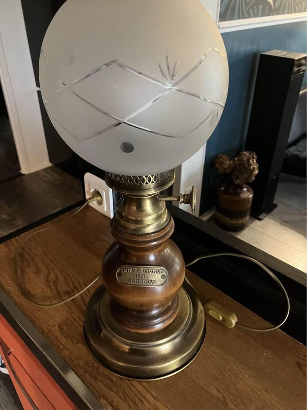 Lampe &agrave; poser, bois, laiton ? Globe grav&eacute;. Tr&egrave;s d&eacute;co Décoration