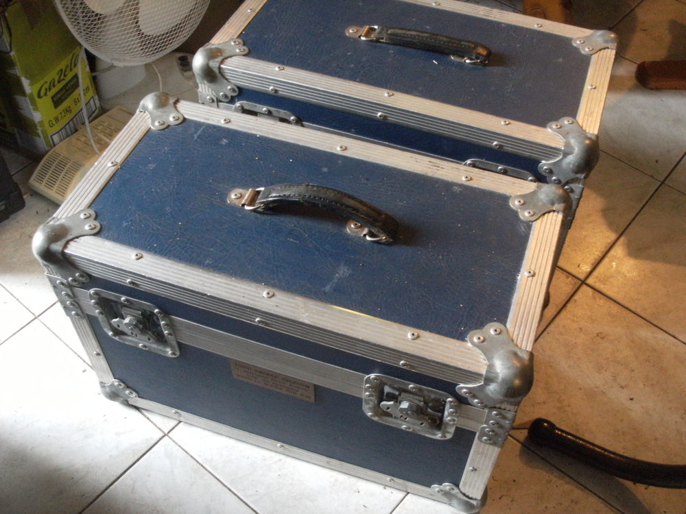 2 FLIGHT CASE/MALETTE AVEC CORNIERES ET COINS EN ALU Instruments de musique