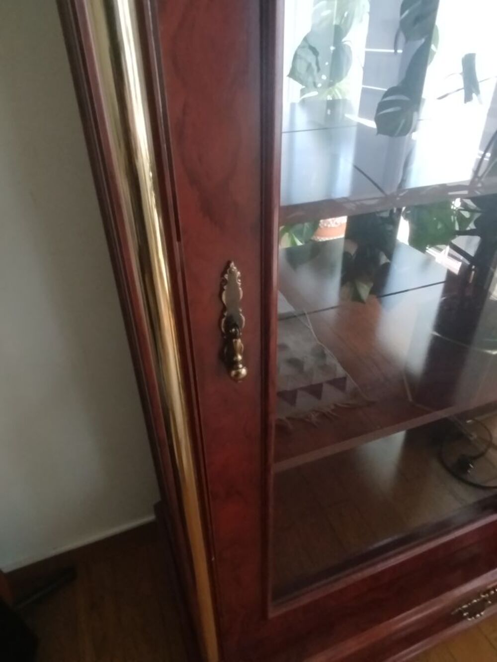 Vitrine en bois vitr&eacute;e avec fond miroir - style classique Meubles