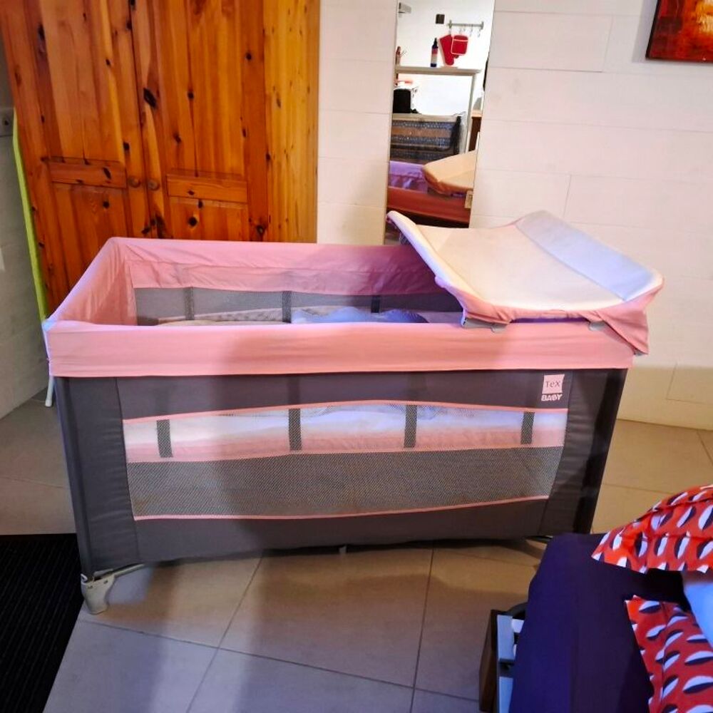 le lit parapluie Tex Baby, avec deux hauteurs r&eacute;glables Puériculture