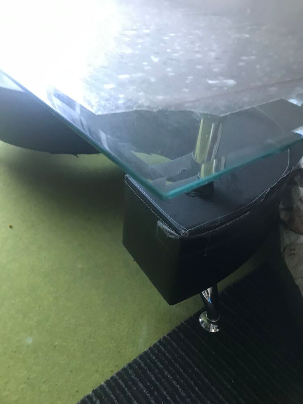 Don une table basse en verre un peu ab&icirc;m&eacute;e mais rien m&eacute;chant Meubles