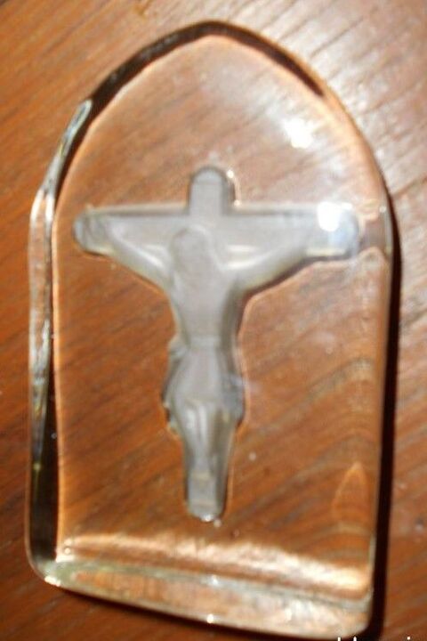  Christ sur la croix  incrust dans du cristal (ancien) 5 Ervy-le-Chtel (10)