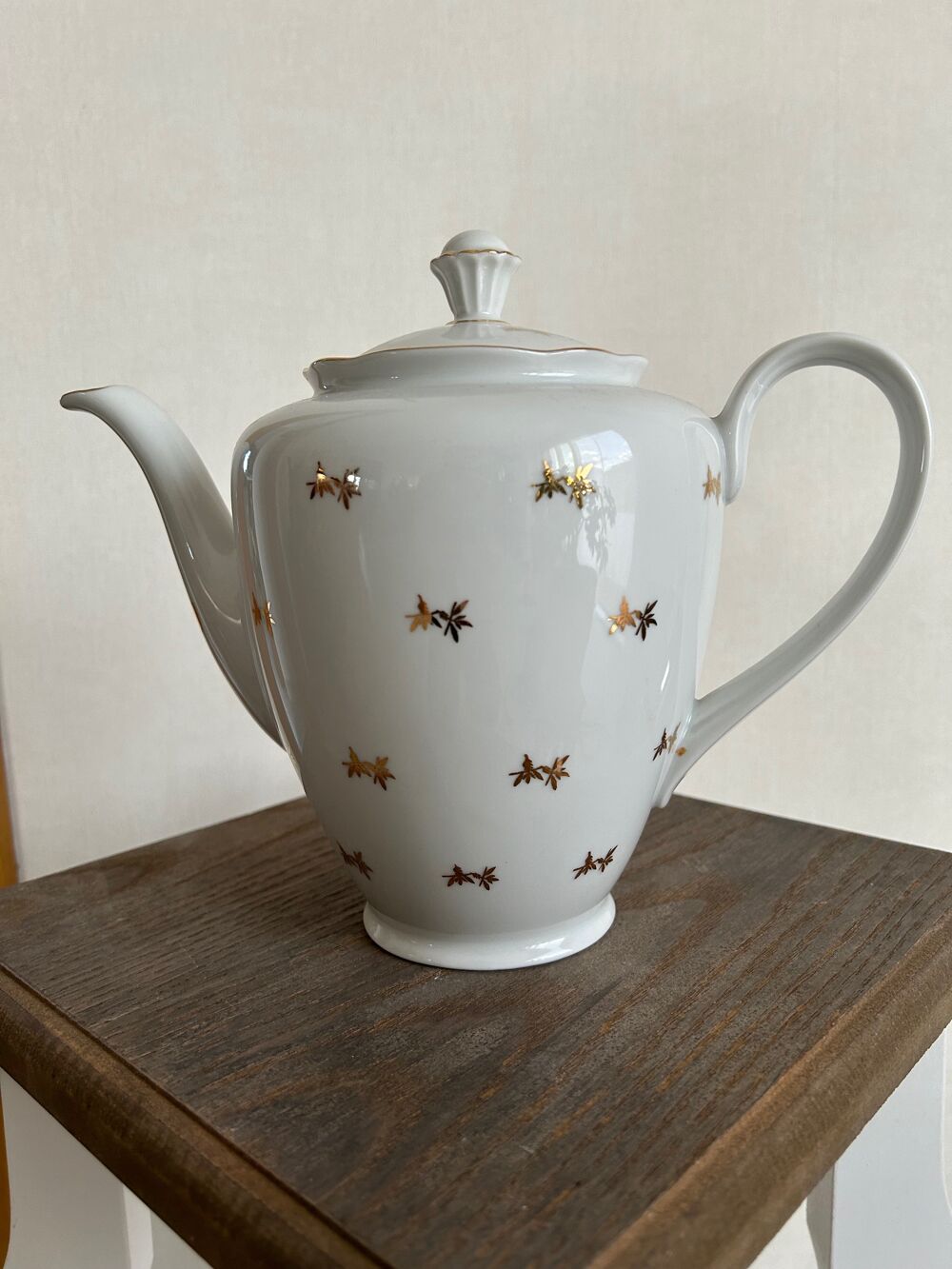 Cafeti&egrave;re, porcelaine blanche avec motifs dor&eacute;s Cuisine
