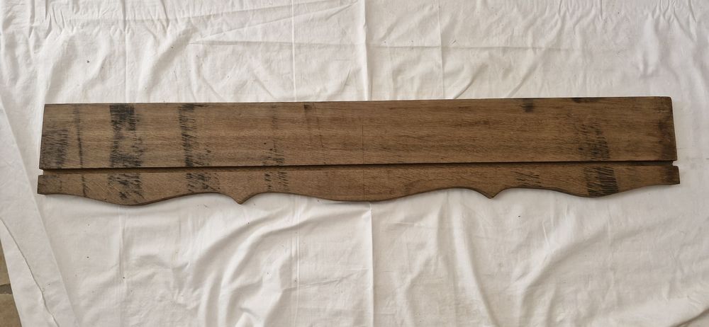 Ancien fronton sculpt&eacute; en bois ch&egrave;ne
Longueur 120cm
Décoration