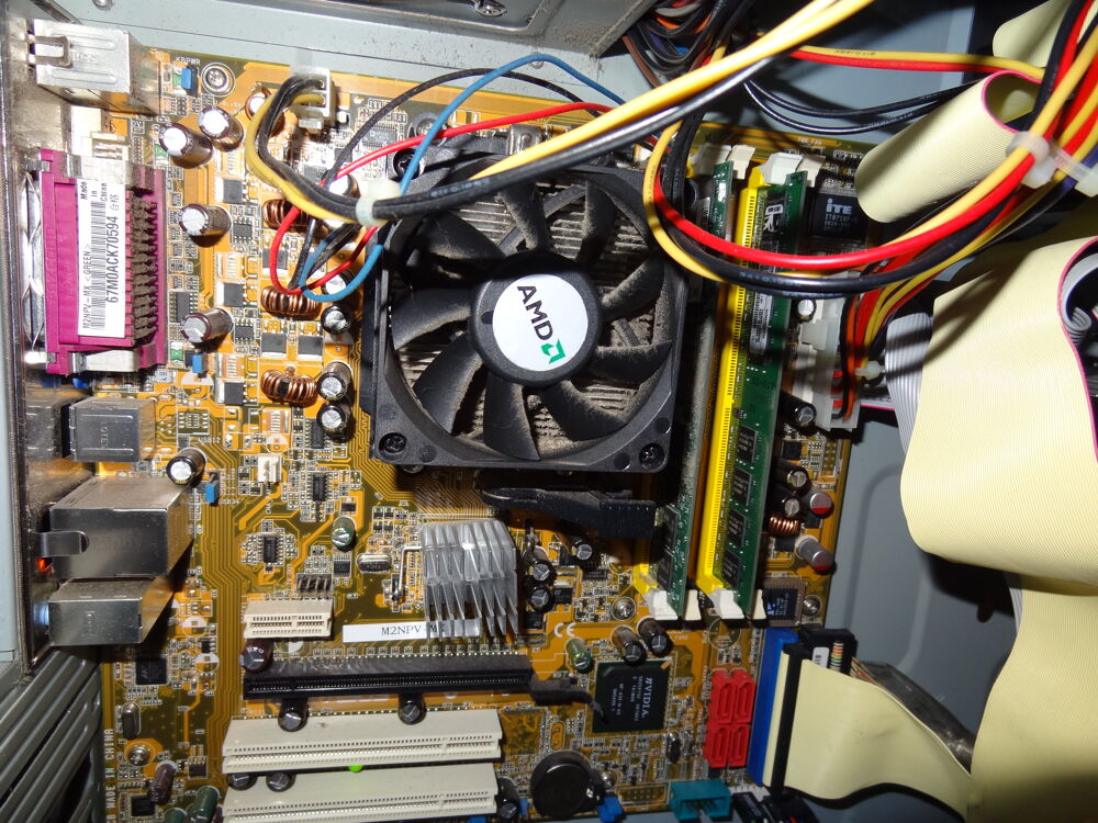 Carte m&egrave;re M2NPV-MX + Processeur AMD Athlon (tm) 64 3500 Matériel informatique
