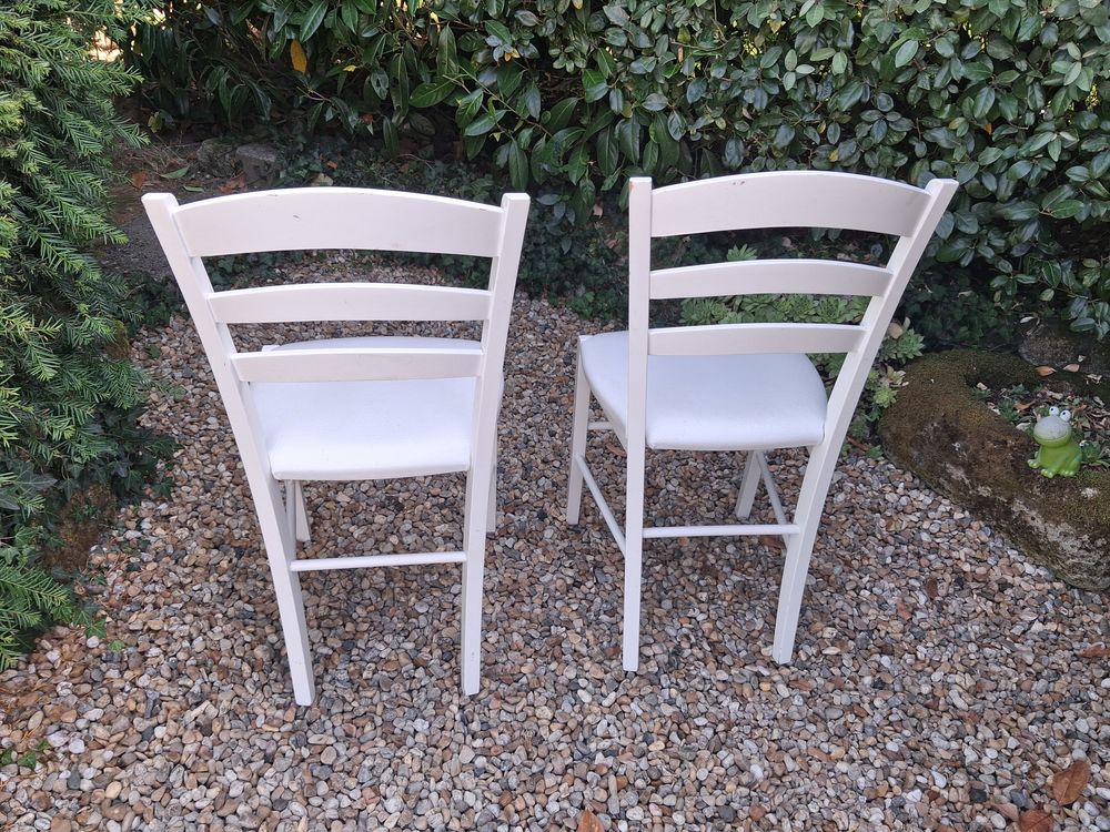 Paire de chaises en bois blanches au style bistrot Meubles