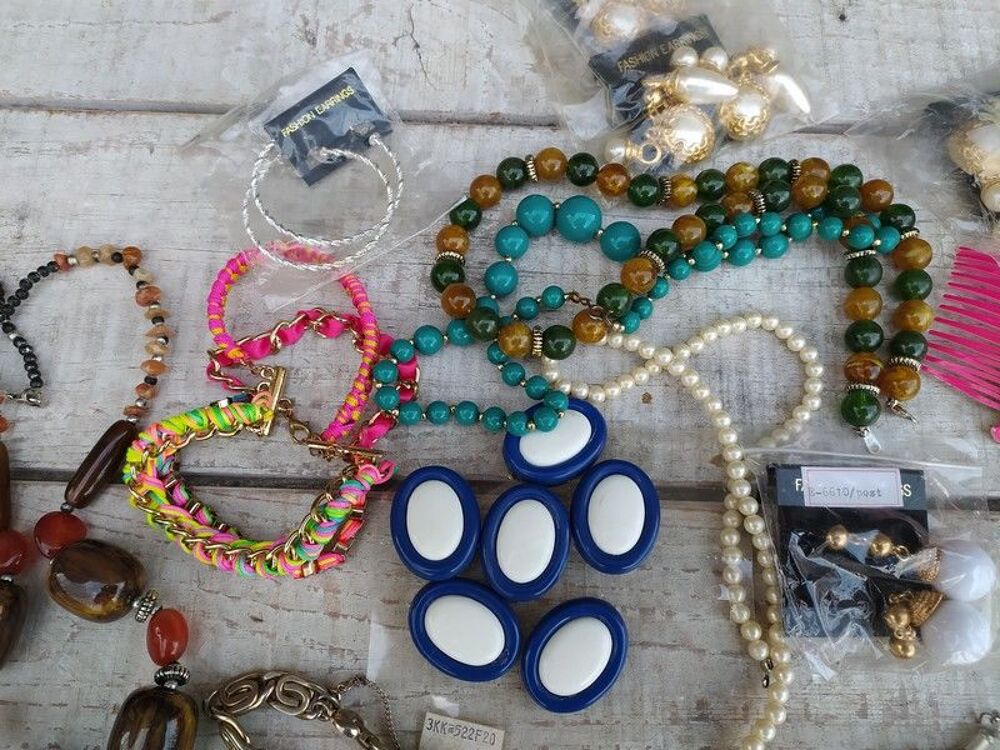Lot Bijoux fantaisie Vintage Mode 
Bijoux et montres