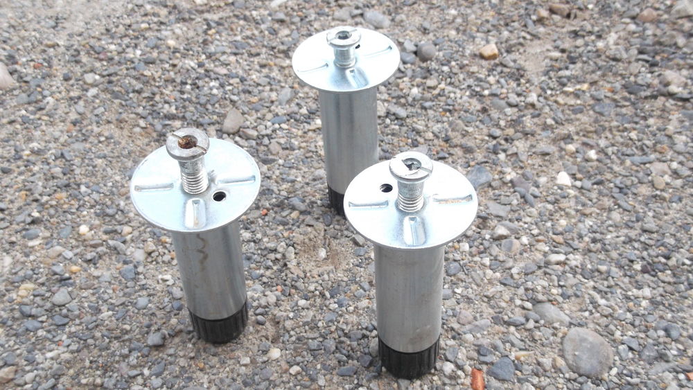 Pieds r&eacute;glables charni&egrave;res attaches plinthes Bricolage