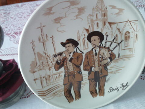 Belle assiette en grs bretonne ancienne signe N 1068 10 Beaune (21)