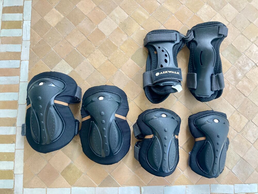 Ensemble de rollers, protections et casque Sports