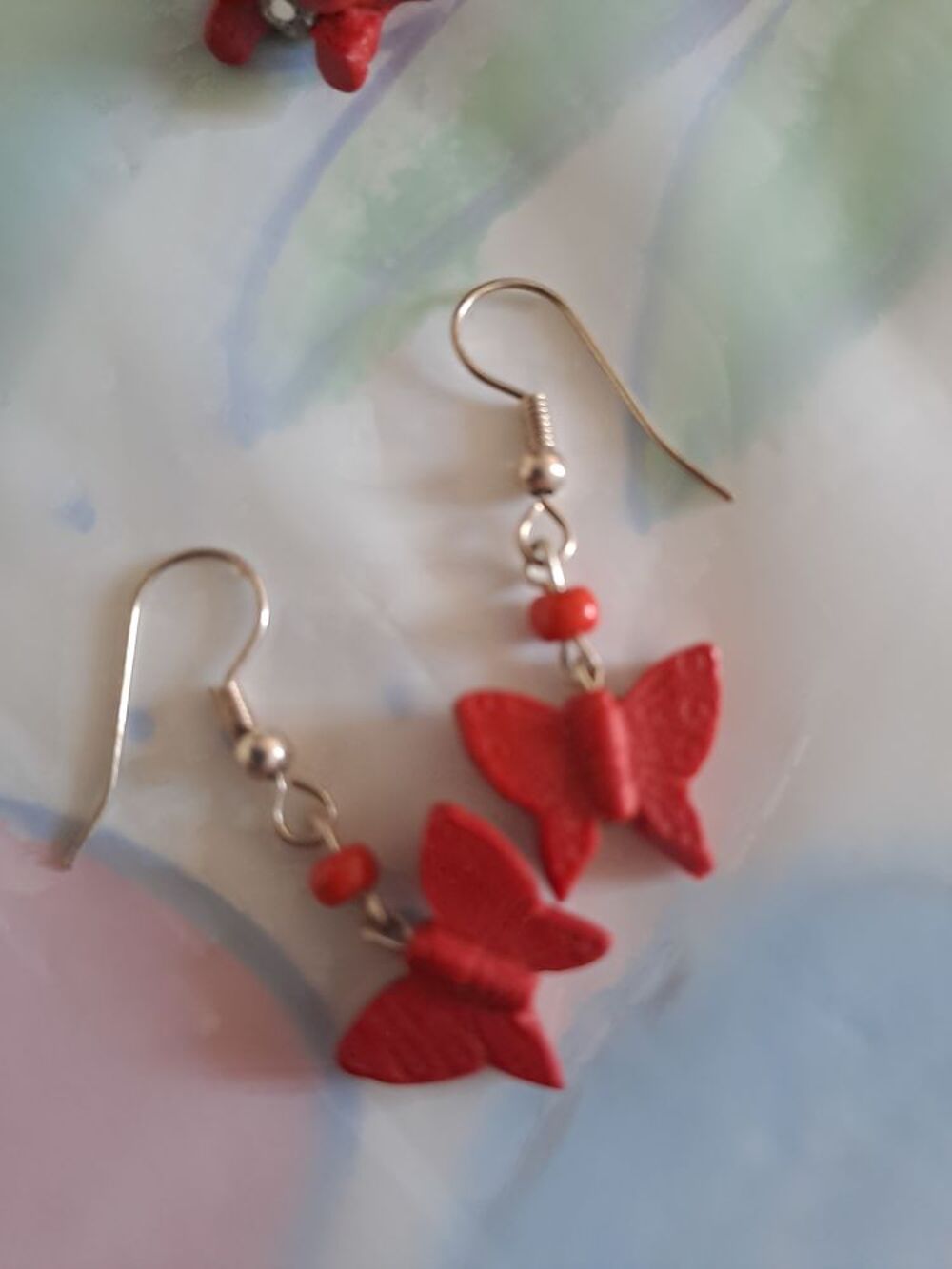 Lot de boucles d'oreilles en cinabre Bijoux et montres